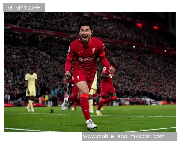 库利巴利和盖耶将队长袖标传递给马内共同庆祝首个奖杯的温馨时刻